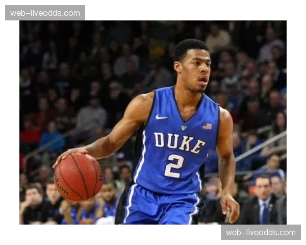 特写:NCAA赛场,杜克大学老将投进制胜球后与场边母亲泪目相拥 特写:NCAA赛场,杜克大学老将投进制胜球后与场边母亲泪目相拥