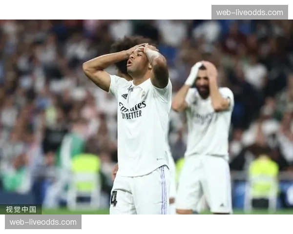 特写:维尼修斯突破造点后主动让点,本泽马一蹴而就 特写:维尼修斯突破造点后主动让点,本泽马一蹴而就